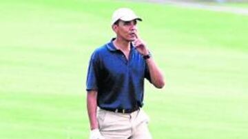 Obama se distrae jugando al golf
