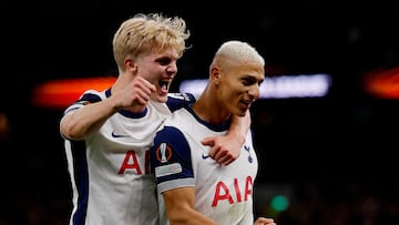 Lucas Bergvall y Richarlison, jugadores del Tottenham, celebran el gol anotado por el brasileño ante el AZ Alkmaar en Europa League.