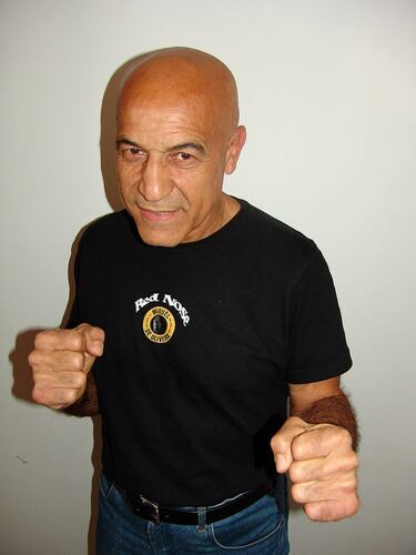 Miguel de Oliveira, el segundo brasileño que conquistó un título mundial de boxeo, murió el 15 de octubre en Sao Paulo a los 74 años. De Oliveira fue campeón de la categoría superwelter del Consejo Mundial de Boxeo tras vencer en Mónaco, el 7 de mayo de 1975, al español José Durán por el título vacante que había dejado el japonés Kaishi Wajima, quien ya había derrotado al brasileño por polémicas decisiones en dos combates anteriores. El púgil se había inspirado en la carrera de Éder Jofre, el primer campeón mundial brasileño, que reinó hasta 1976 en el peso supergallo, del que se retiró como monarca invicto. En su primera defensa, el 13 de noviembre de 1975 en París, cayó por KO ante el bahameño Eliseu Obede. 