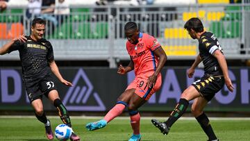 Venice (Italy), 23/04/2022.- Atalanta's Duvan Zapata (C) in action during the Italian Serie A soccer match between Venezia FC and Atalanta Bergamo in Venice, Italy, 23 April 2022. (Italia, Niza, Venecia) EFE/EPA/ALESSIO MARINI
