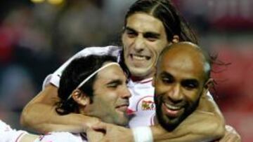 <b>ALEGRÍA SEVILLISTA. </b>Negredo, Sergio Sánchez, Cáceres y Kanouté celebran uno de los goles que les servió para sellar el pase para las semifinales de la Copa del Rey