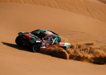 Yazeed Al-Rajhi y Timo Gottschalk durante la segunda etapa del Dakar 2024 con un recorrido entre Al Henakiyah y Al Duwadimi.