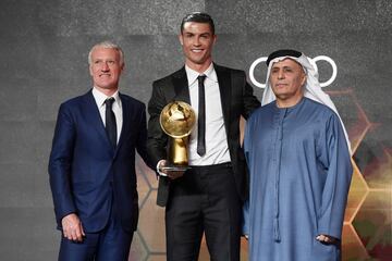 Didier Deschamps, seleccionador nacional de Fancia, con el trofeo al Mejor Entrenador del Año 2018 y Cristiano Ronaldo, jugador de la Juventus, con el trofeo Mejor Jugador del Año 2018.