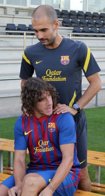 Puyol junto a Guardiola antes de posar para la foto de familia para la temporada 2011-2012.