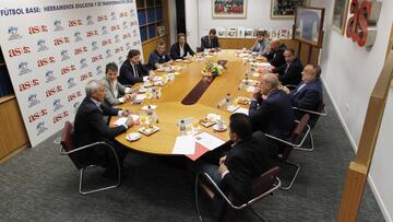 Pablo Blanco, Lola Romero, Jos&eacute; Ram&oacute;n Lete, Carlos Bosch, Julen Guerrero y V&iacute;ctor Charneco, a la izquierda; Tom&aacute;s Roncero, H&eacute;ctor Mart&iacute;nez, Alfredo Rela&ntilde;o, Juan Cant&oacute;n, Javier G&oacute;mez Matallanas y Aritz Gabilondo, a la derecha.