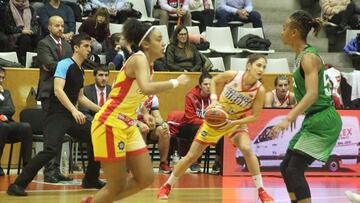Rosa Buch, con el balón, dirige al ataque del Spar Girona.