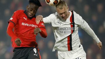 Rennes (France), 22/02/2024.- Arnaud Kalimuendo (L) of Rennes in action against Simon Kjaer of Milan during the UEFA Europa League knock- out round play-offs, 2nd leg soccer match between Stade Rennes and AC Milan in Rennes, France 22 February 2024. (Francia) EFE/EPA/YOAN VALAT
