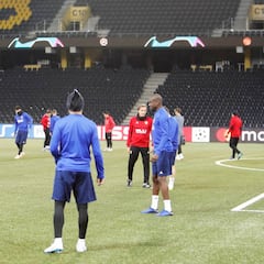 El Valencia prueba el césped artificial del Stade de Suisse