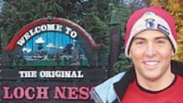 David Meca posa en un cartel del Lago Ness el día anterior.