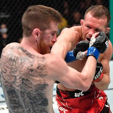 Petr Yan golpea a Cory Sandhagen durante su combate en el UFC 267.