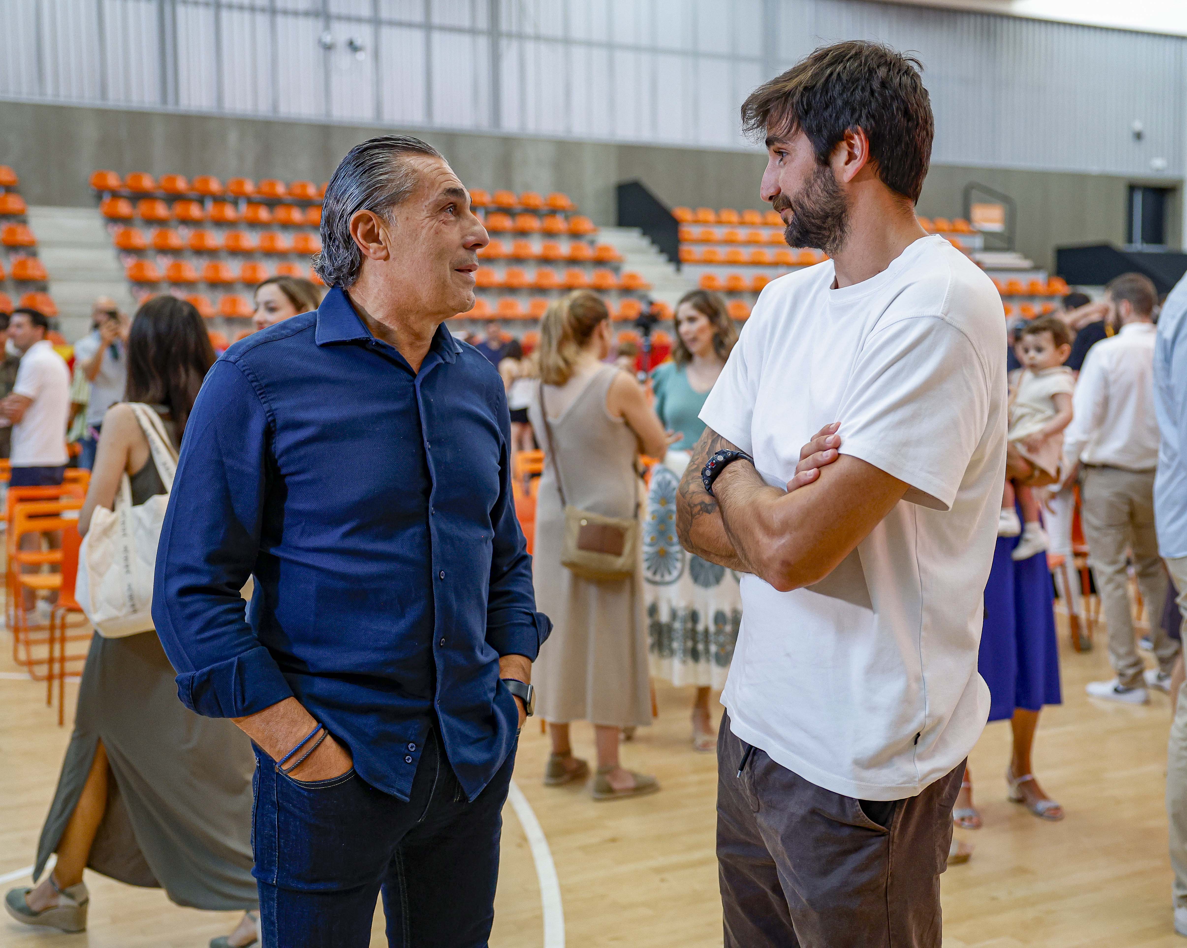 Sergio Scariolo y Ricky Rubio charlan en Valencia.