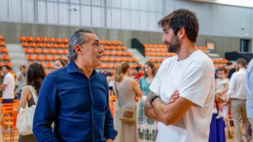 Sergio Scariolo y Ricky Rubio charlan en Valencia.