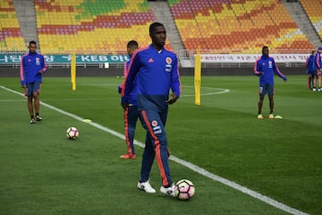 Cristian Zapata durante el calentamiento de la Selección Colombia