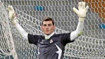 <b>IKER JUGARÁ ESTA NOCHE CON DOS GUANTES DE CUATRO DEDOS. </b> Casillas utilizará dos manoplas de cuatro dedos para cuidar sus dedos. Reebok le ha proporcionado un guante especial para la mano izquierda con el fin de entablillar el dedo meñique izquierdo con el anular por una lesión. Iker ya utilizaba otro similar en la derecha desde 2004.