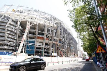 Las obras de remodelaci¨®n del estadio del club blanco siguen avanzando sin parar durante el verano. As¨ª se encuentra el exterior del estadio durante estos d¨ªas.