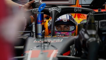 . CIUDAD DE MÉXICO (MÉXICO), 28/10/2023.- El mexicano Sergio Pérez de la escudería Red Bull Racing se prepara hoy, durante la tercera sesión de prácticas en el autódromo Hermanos Rodríguez, previo al Gran Premio de México de Fórmula 1, en Ciudad de México (México). EFE/ Isaac Esquivel
