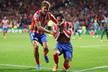 Giménez celebra efusivamente su gol junto a  Marcos Llorente.