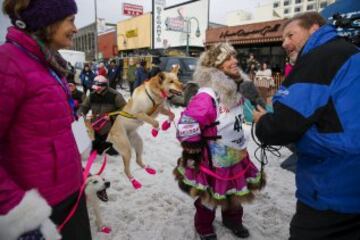 Acto ceremonial del comienzo de la carrera de trineos con perros que se celebró el pasado sábado en Anchorage, Alaska.