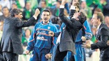 <b>CRONOLOGÍA. </b>Las imágenes muestran el gol de Kanouté, la celebración del banquillo y el impacto de la botella en la cabeza de Juande Ramos.