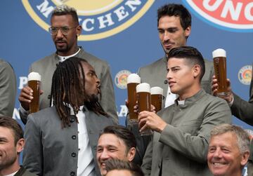 James Rodríguez y el Bayern Múnich posaron para la tradicional foto del equipo con los trajes que le hacen homenaje a la cerveza en Alemania