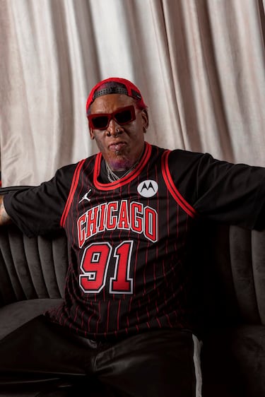 La equipación Statement Edition de los Chicago Bulls para la temporada 2025-26 revive uno de los diseños más icónicos de la era de Michael Jordan: el uniforme negro con rayas rojas verticales.