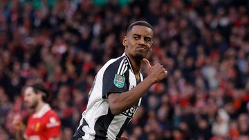 Alexander Isak celebra un gol con el Newcastle.