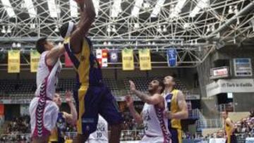 <b>BLANCOS DE RUEDA 72-BANCA CÍVICA 77</b>.