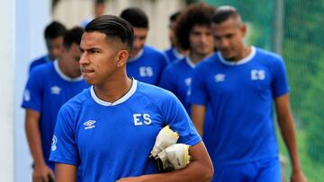 Denis Pineda, mediocampista de La Selecta, fue expulsado al minuto 77 del encuentro ante Santa Lucía tras perder la cabeza y patear a un rival sin balón.