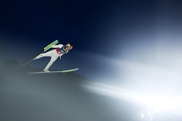 La saltadora de esquí noruega consiguió un total de 3 medallas en los Juegos Olímpicos de Invierno de Milán-Cortina 2026. dos medallas de oro, en trampolín normal individual y en trampolín grande individual, y una medalla de plata en evento de equipo mixto.