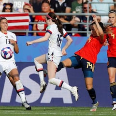 Ni el VAR pudo disuadir a la árbitra en el segundo penalti