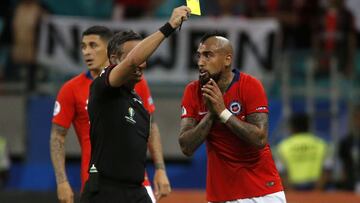 El árbitro que enfureció a Vidal vuelve a dirigir a la Selección