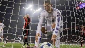 <b>GESTO DE ALEGRÍA. </b>Cristiano recoge el balón de la red en el empate de Pedro León. Momento de satisfacción tras un gran partido.