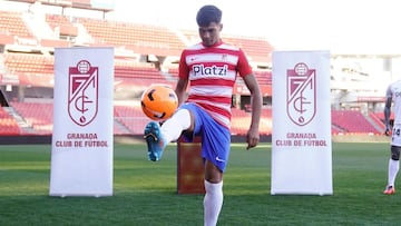 Mat&iacute;as Arezo, durante su presentaci&oacute;n como jugador del Granada.