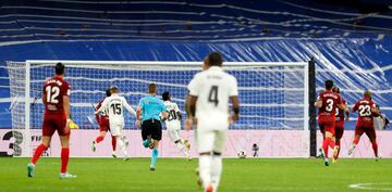 Lucas Vázquez volvió a adelantar al Real Madrid con el 2-1.