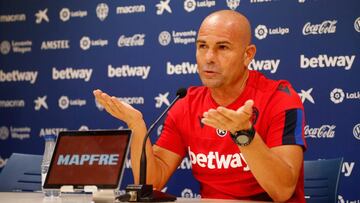 Paco López en la rueda de prensa del Ciutat de València.