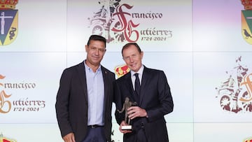 Emilio Butragueño recibió una réplica de la estatua de Francisco Gutiérrez, escultor de La Cibeles.