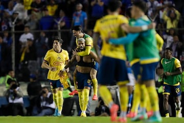 MEX7402. CIUDAD DE MÉXICO (MÉXICO), 08/12/2024.- Rodrigo Aguirre (c) de América celebra el triunfo ante Cruz Azul este domingo, durante un partido de vuelta de las semifinales del torneo Apertura 2024 de la Liga MX en el estadio Ciudad de los Deportes en Ciudad de México (México). EFE/Isaac Esquivel
