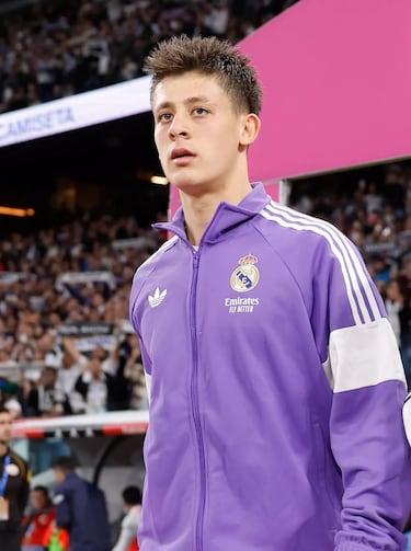 Es una declaración de estilo, un puente entre la moda y el fútbol, la tradición y la innovación, el terreno de juego y la calle.

