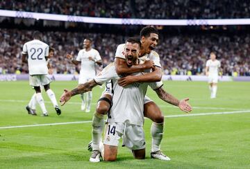 2-1. Joselu celebra el segundo gol que marca en el minuto 59 con Jude Bellingham.