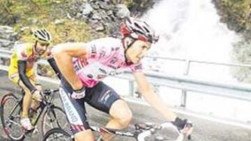 <b>FIEL A SIMONI. </b>Piepoli se mantuvo a rueda de Basso sin dar relevos.