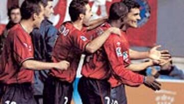 <b>EL AUSTRALIANO FUE EL HÉROE</B>. Los jugadores de Osasuna felicitan a Aloisi, el protagonista del partido, tras uno de sus goles.