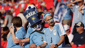 Kansas City (United States), 01/07/2024.- Uruguay's fans react before the start of a CONMEBOL Copa America 2024 group C match between USA and Uruguay, in Kansas City, Missouri, USA, 01 July 2024. EFE/EPA/WILLIAM PURNELL
