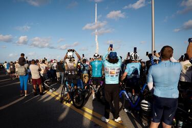Multitud de personas se congregan el día del lanzamiento de la misión Artemis II de la NASA.