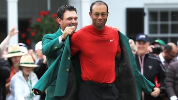Patrick Reed le coloca la chaqueta verde a Tiger Woods tras proclamarse campe&oacute;n del Masters de Augusta 2019.