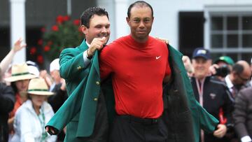 Patrick Reed le coloca la chaqueta verde a Tiger Woods tras proclamarse campeón del Masters de Augusta 2019.