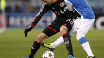 Hegeler pelea el balón con Griezmann.