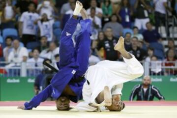 Walide Khyar de Francia (azul) compite con el brasileño Felipe Kitadai durante -60kg durante la competición de judo masculina