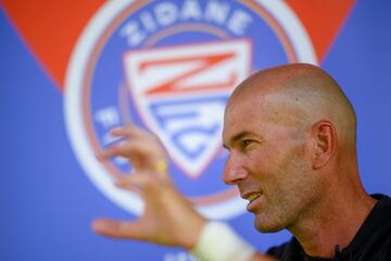 El técnico del Madrid presenta el "Zidane Five Club" un programa de educación y deporte en la localidad de Aix-en-Provence, al sur de Francia cerca de Marsella.
