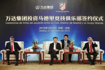 El empresario chino Wang Jianlin, Enrique Cerezo y Miguel Ángel Gil Marín firmaron un acuerdo de compra del 20% del Club por 45 millones de euros.