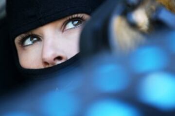 La piloto del Natures Bakery Chevrolet Danica Patrick observa el circuito de Daytona, mientras está sentada en su coche durante los entrenamientos para la Daytona 500.  En sus ojos se puede ver reflejado el circuito de la prueba. 